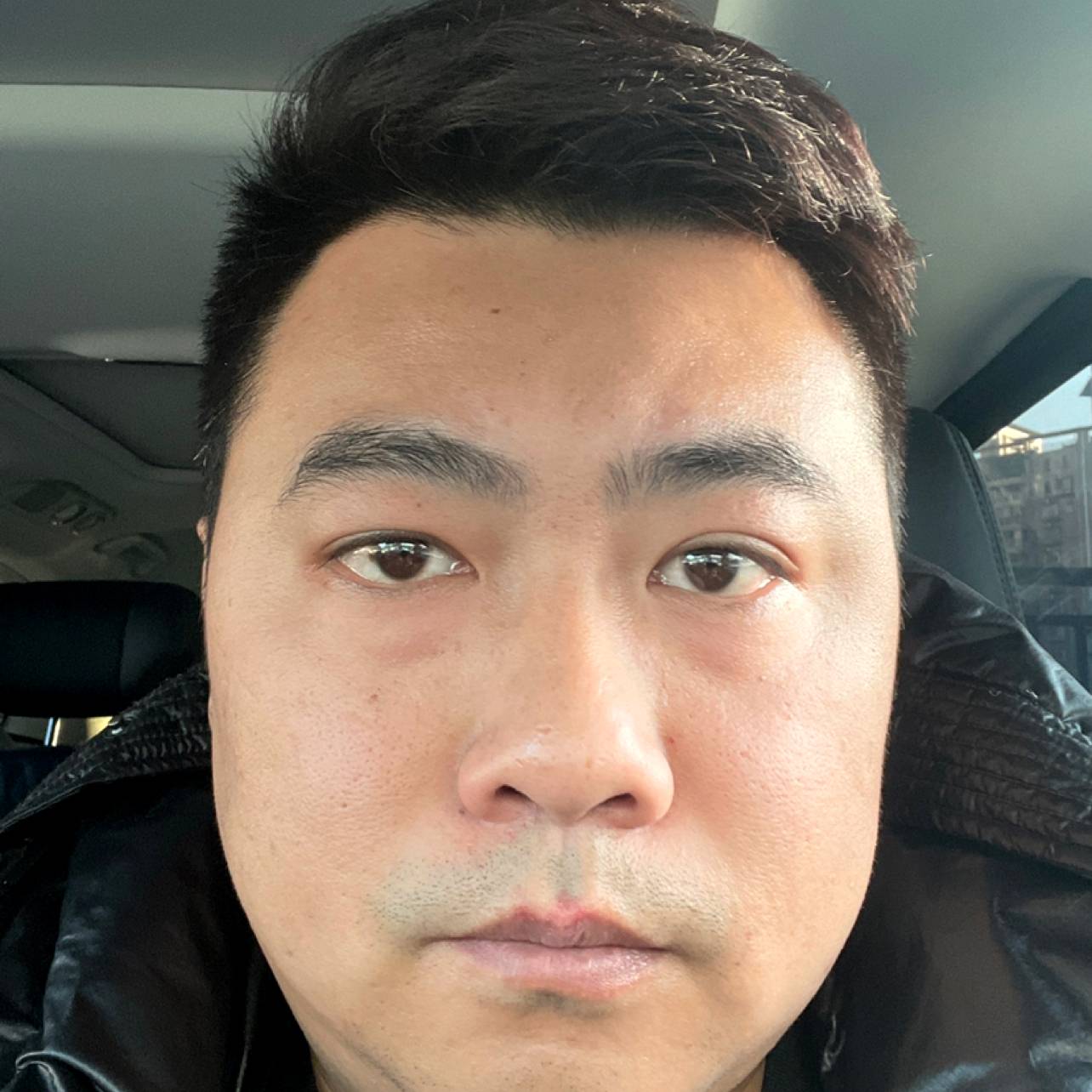 路灯挽手柔弱的照片