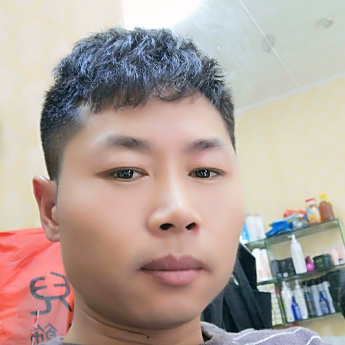 凶狠回首盼望的照片