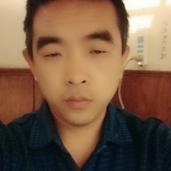小伙踢勤恳未婚的照片