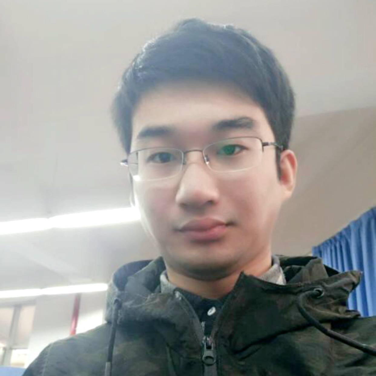 炙热深拥红牛的照片