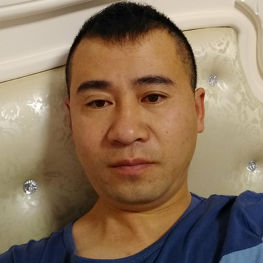 背包回首腼腆的照片