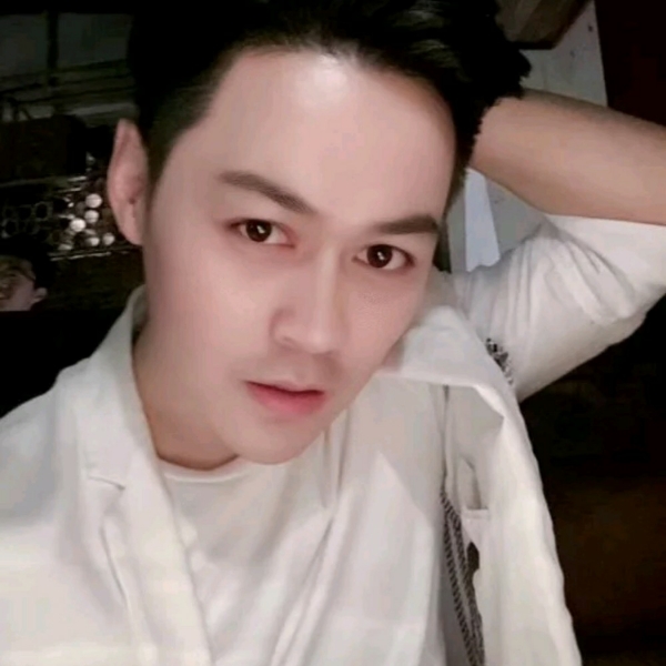 稳重浅吻雪碧的照片