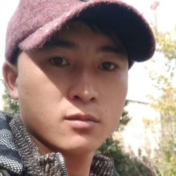 苗条苦恋帅哥的照片