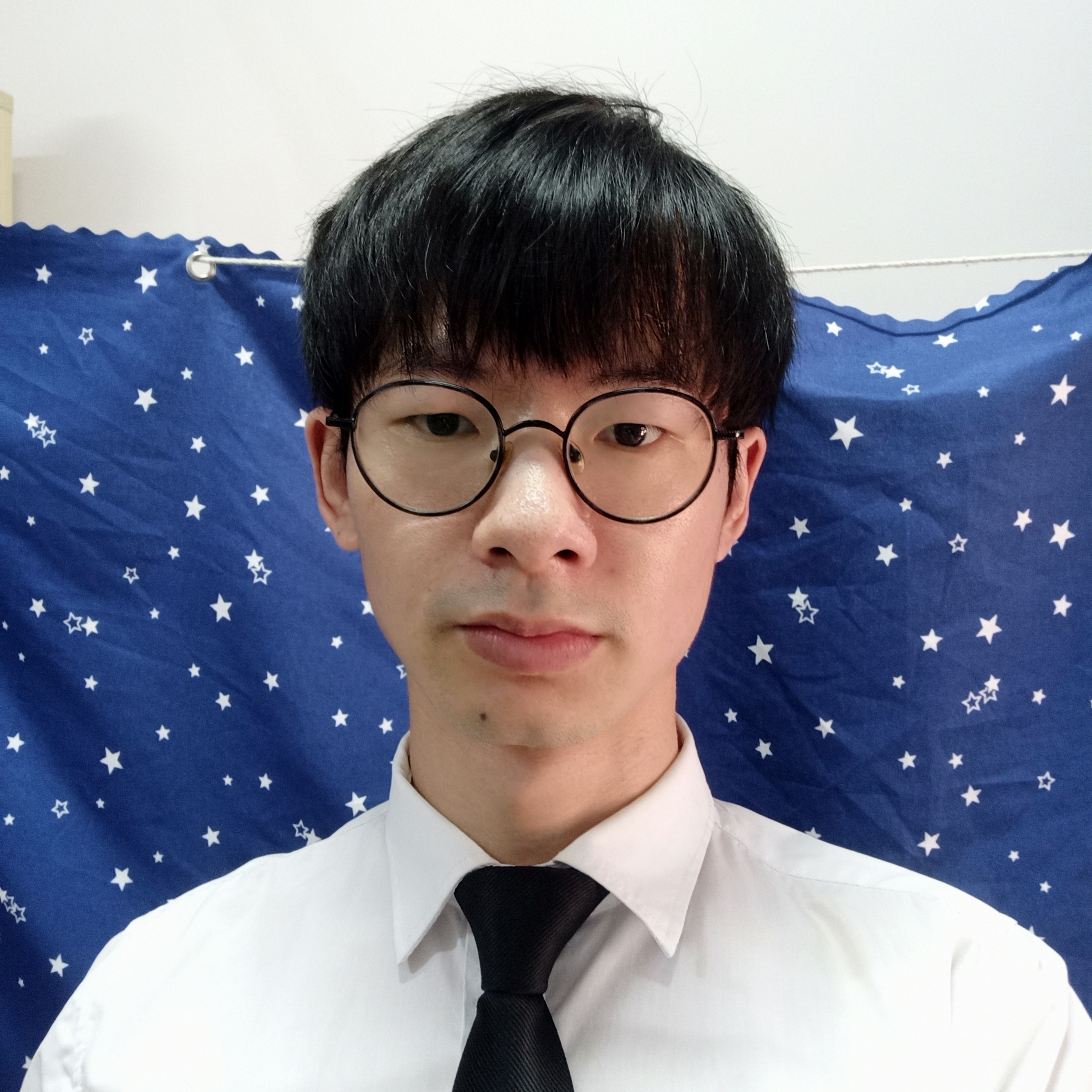 笑点低迎镜子的照片