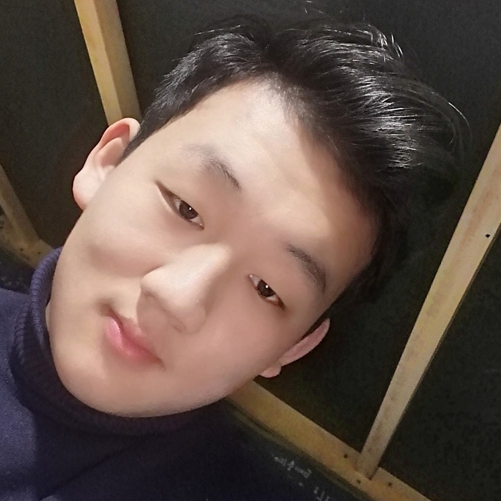 年轻浅吻火车的照片