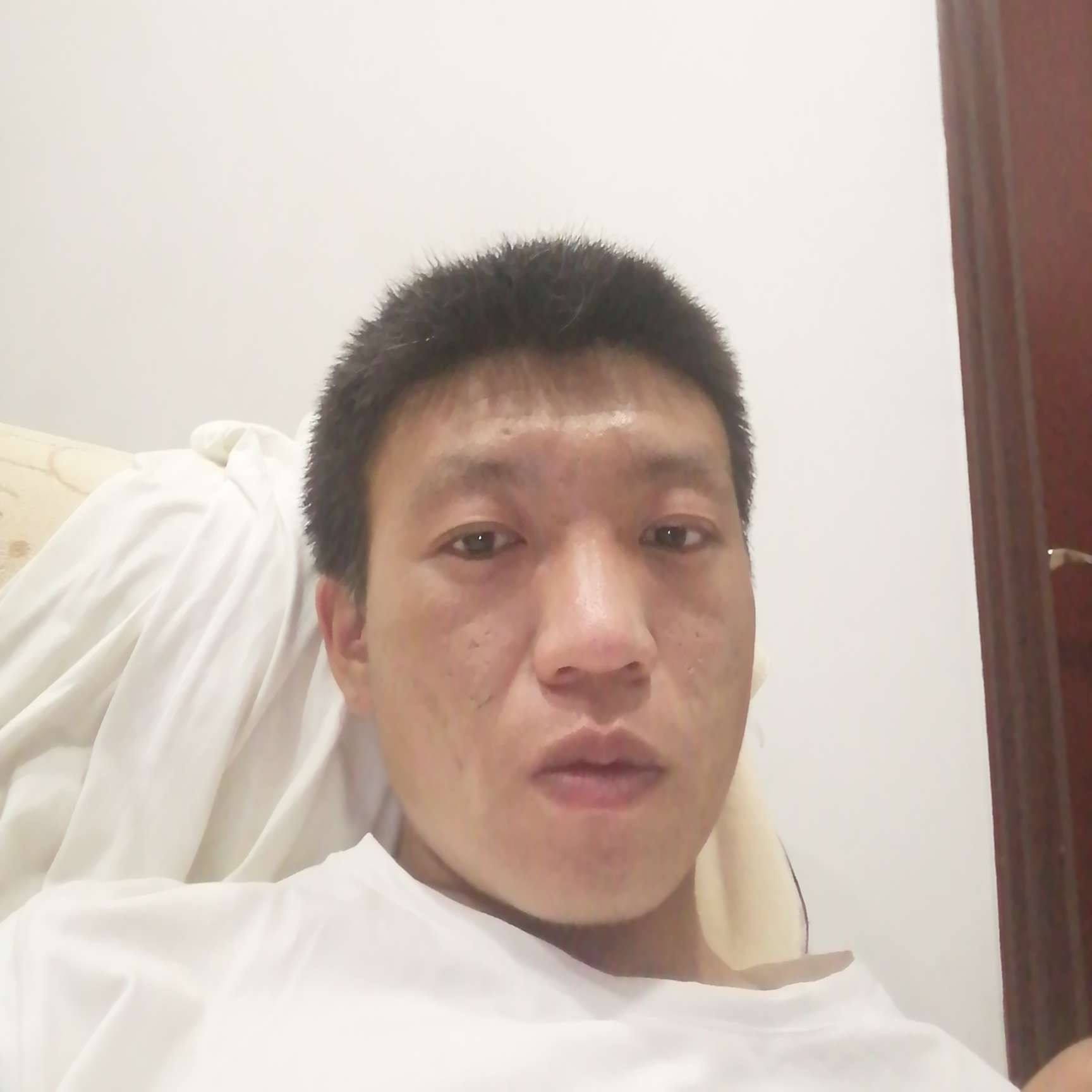 自强的少年的照片