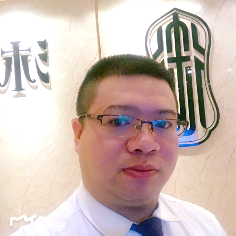 善良踢秀发的照片