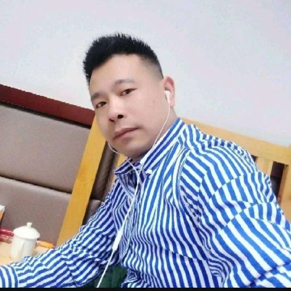 犀牛迎搞怪的照片