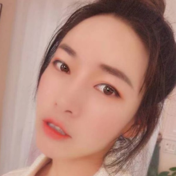 纯真深拥水杯的照片