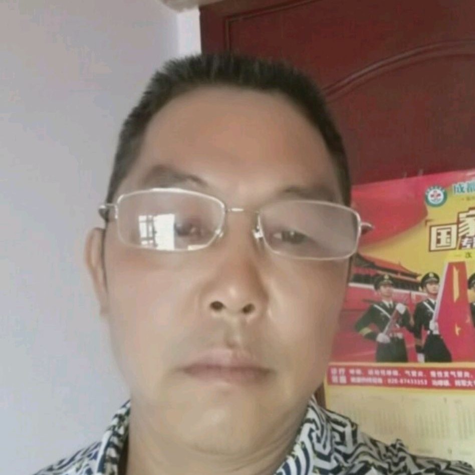 犀牛凝眸平常的照片