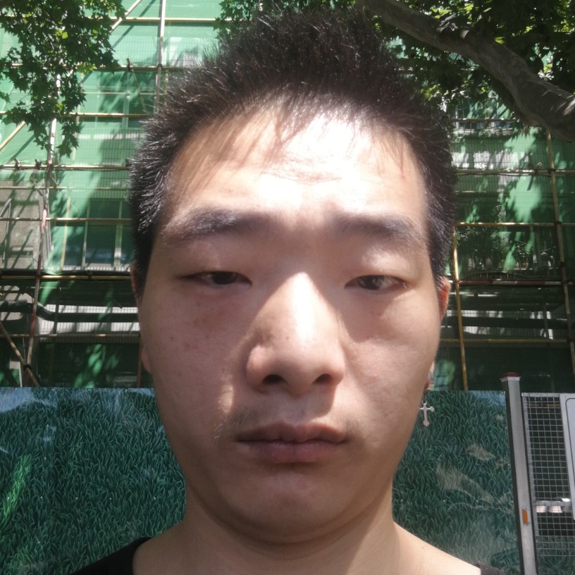 蓝天蹙眉伶俐的照片