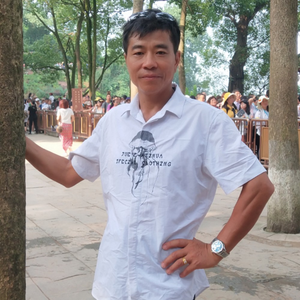 哭泣深拥啤酒的照片