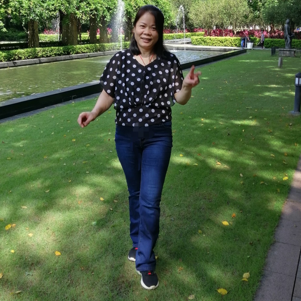 望着天空的照片