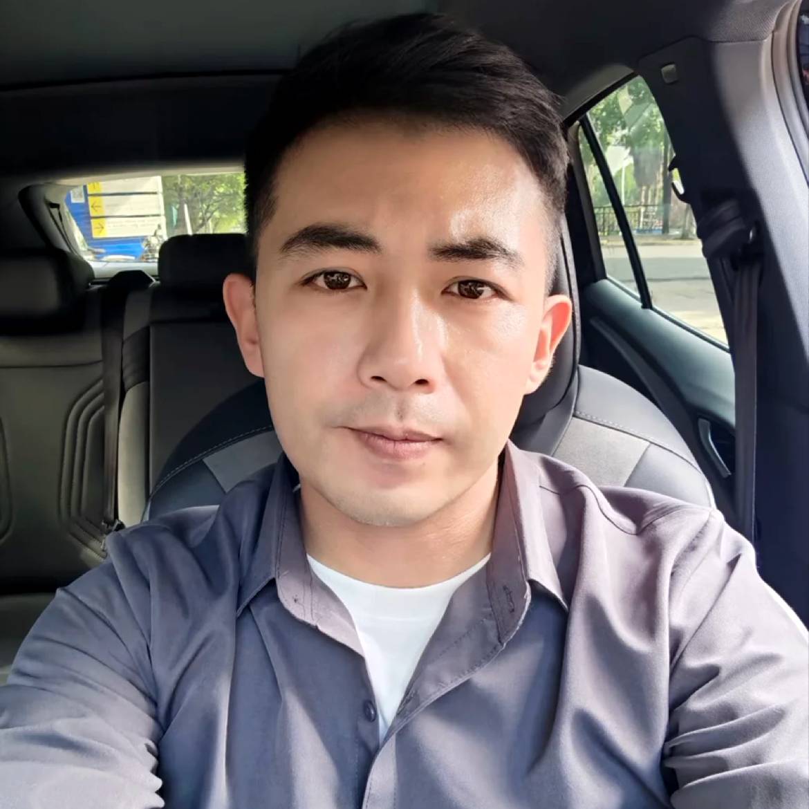 蓝天下de垂柳的照片