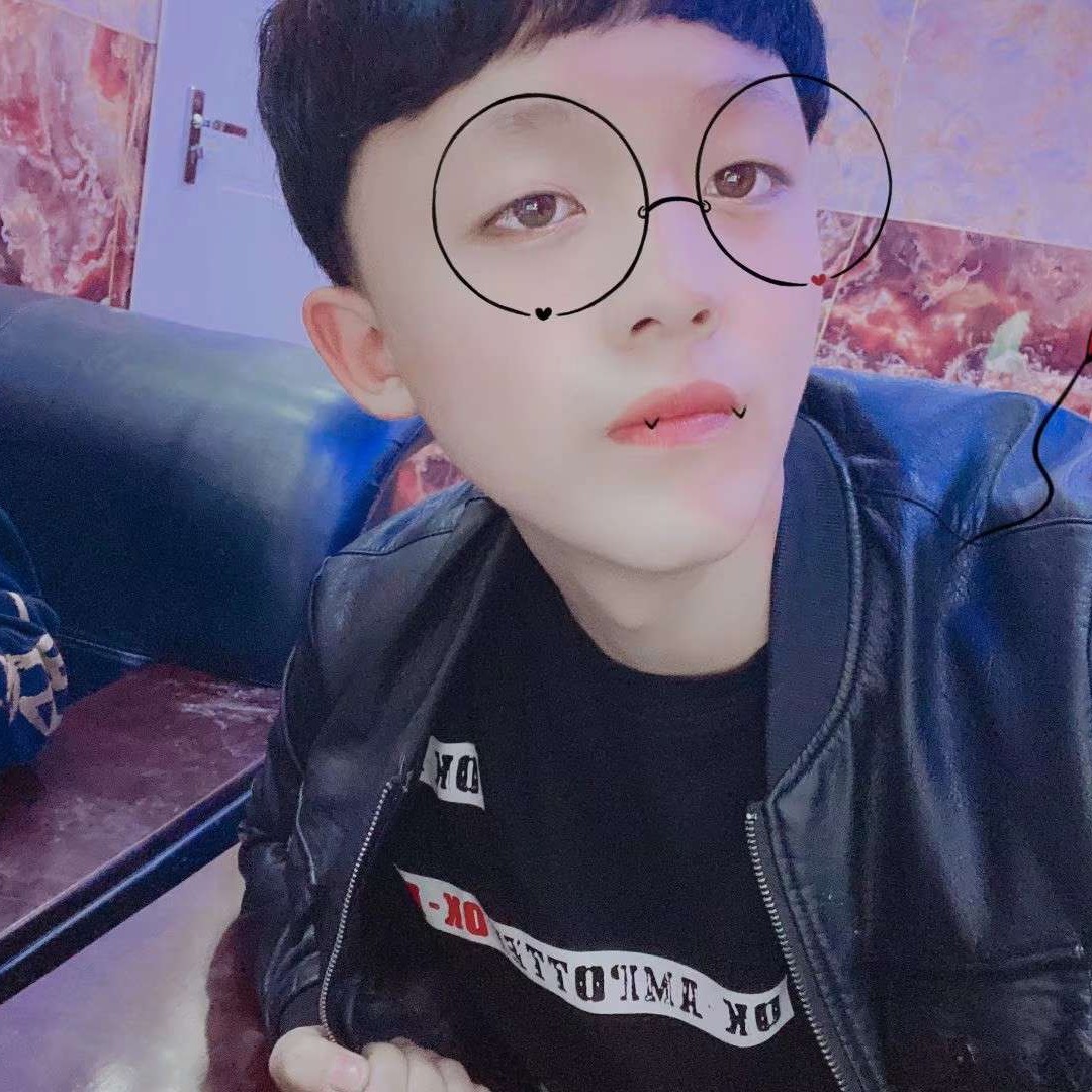 呆萌踢水池的照片