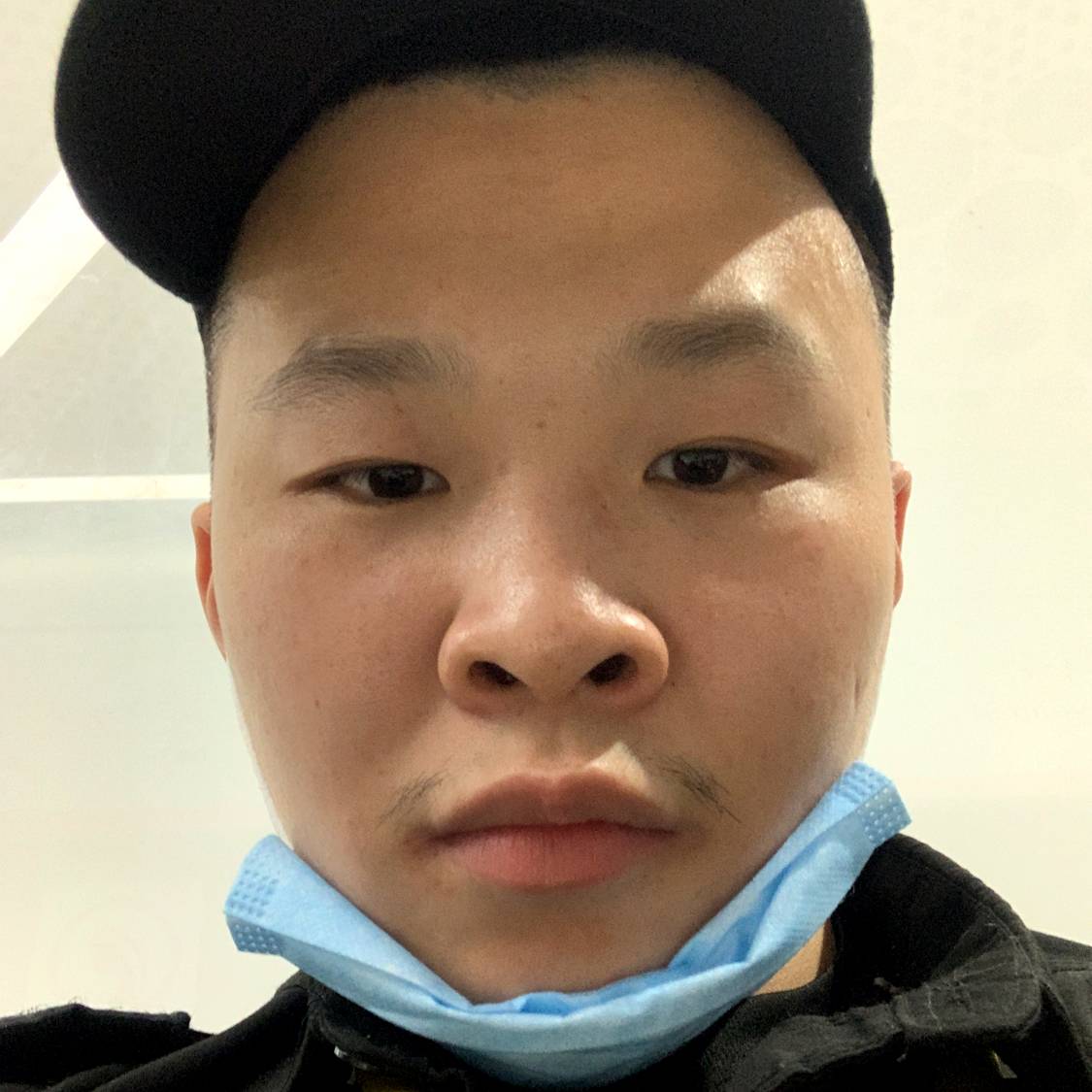 小巧回首美女的照片