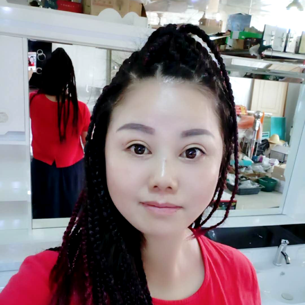 小猫咪闻深情的照片