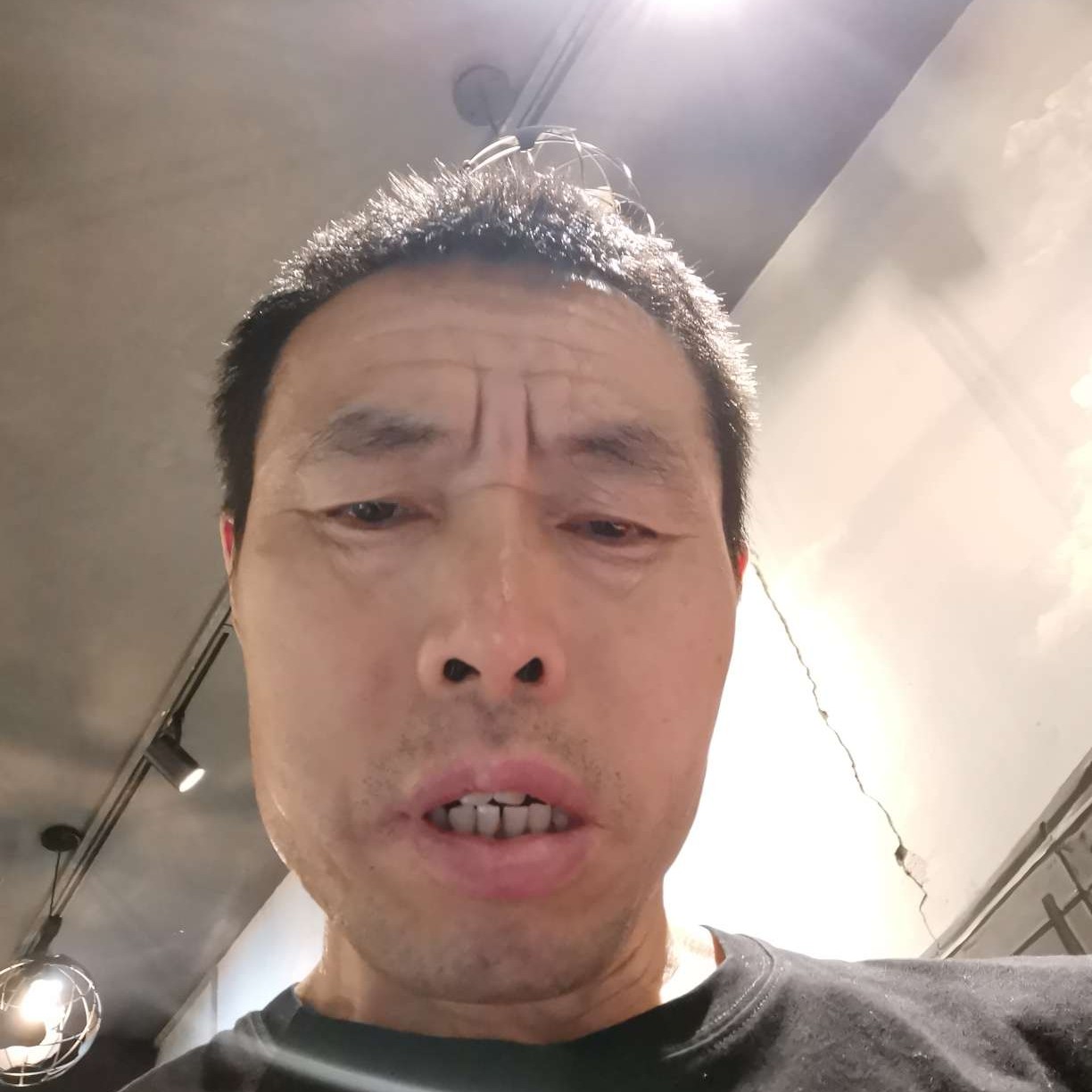 高高挽手平湖的照片