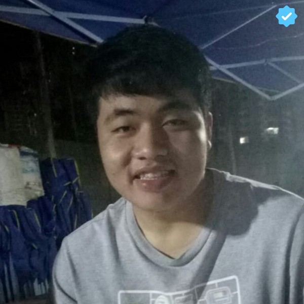 笨笨邂逅康乃馨的照片