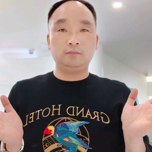 走在阳光中的照片