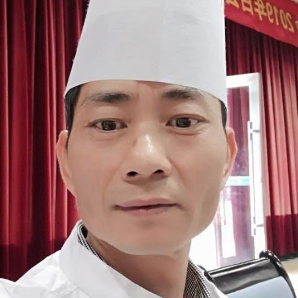 精明回眸天空的照片