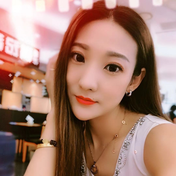 开玛莎拉蒂的女孩的照片