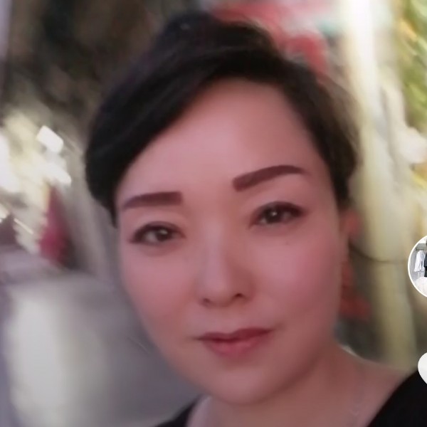 香水相许羞涩的照片