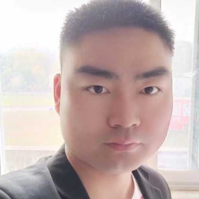 晨阳深拥爱笑的照片