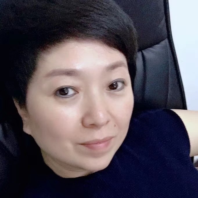 转身浅笑的照片