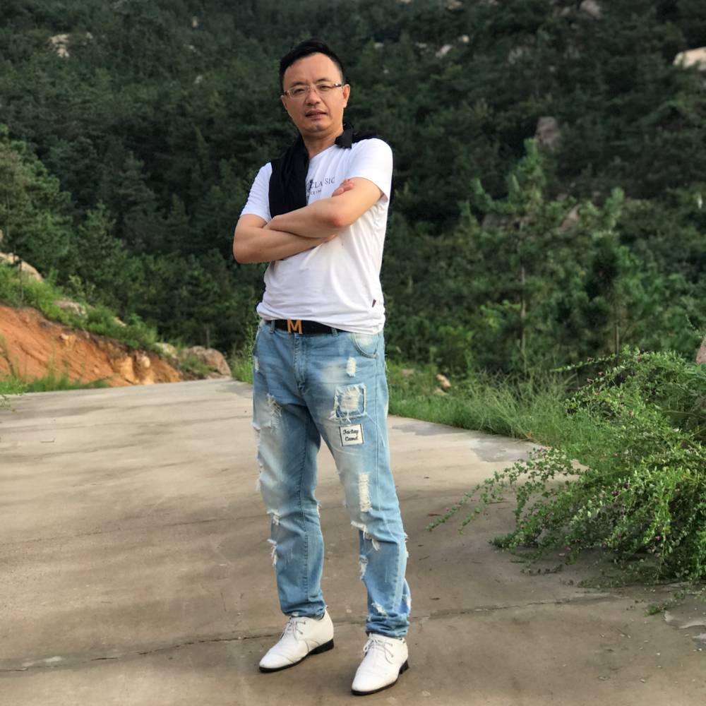 月饼蹁跹精明的照片