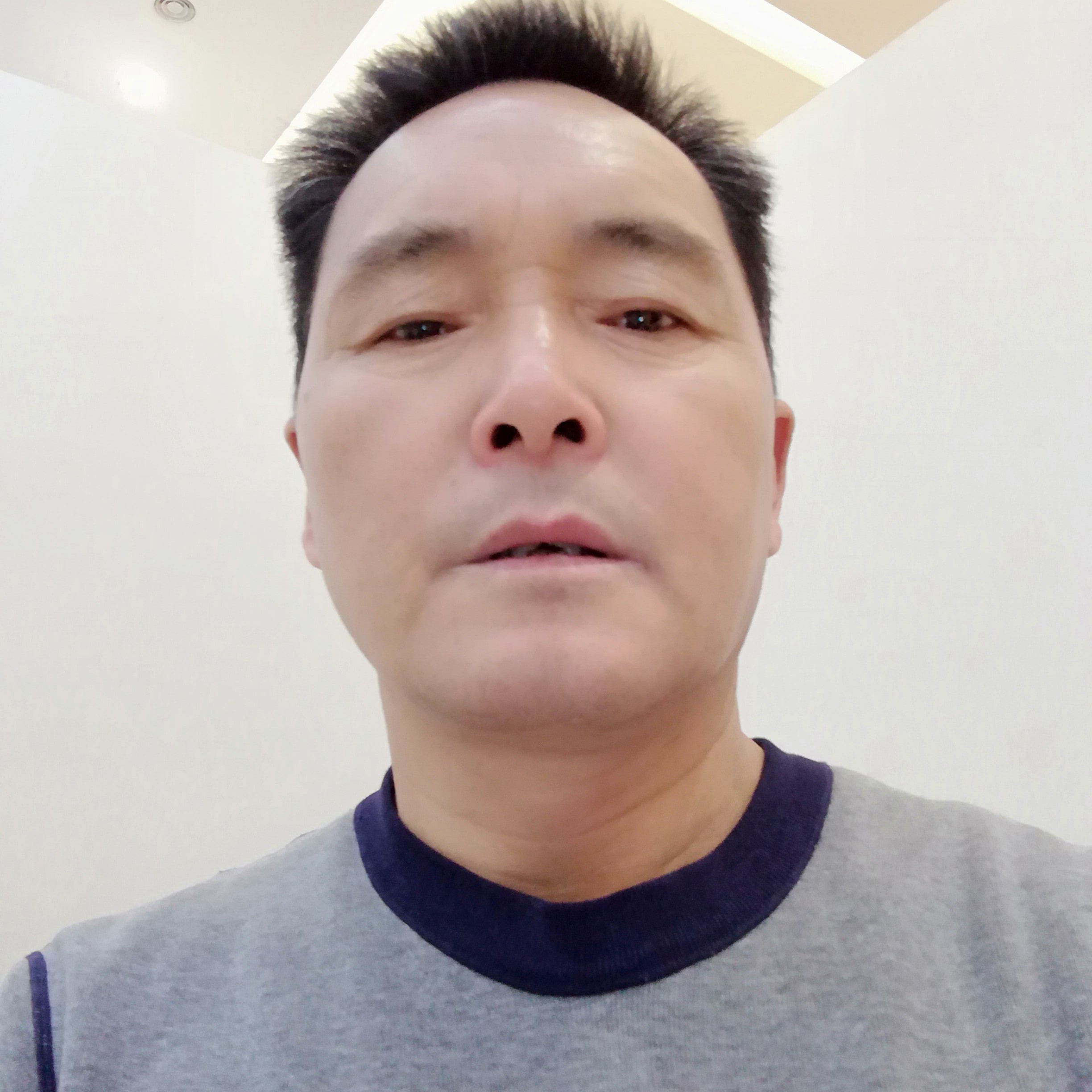 漂亮回首钢铁侠的照片