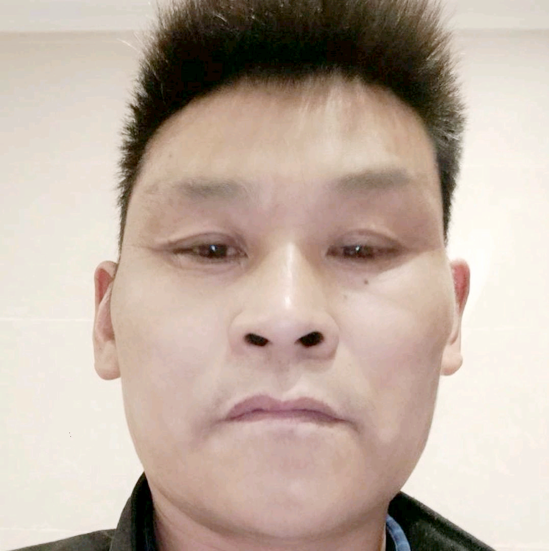 含蓄拿毛衣的照片