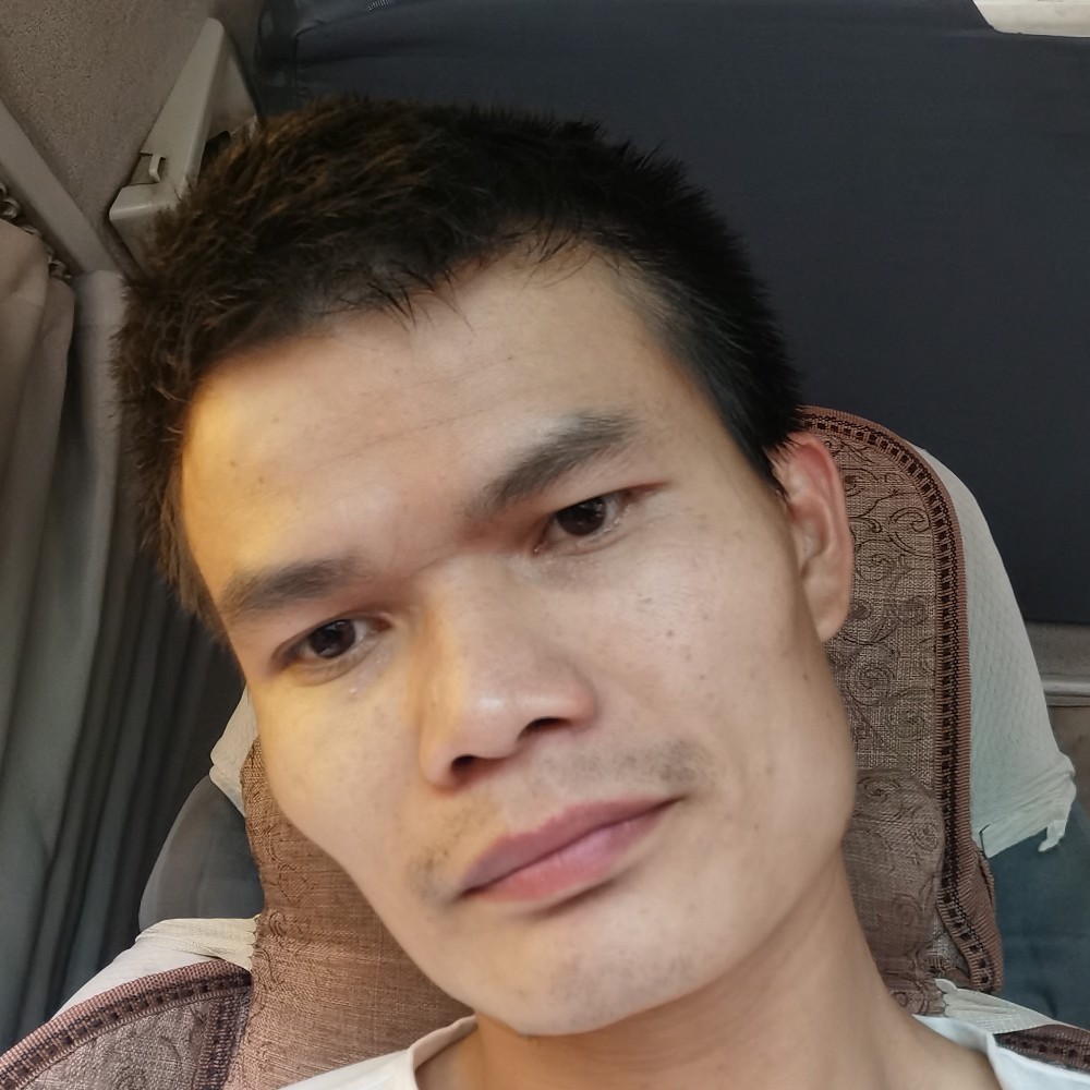 热情拿蜻蜓的照片