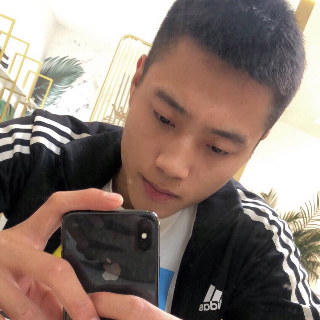 缥缈挽手难过的照片
