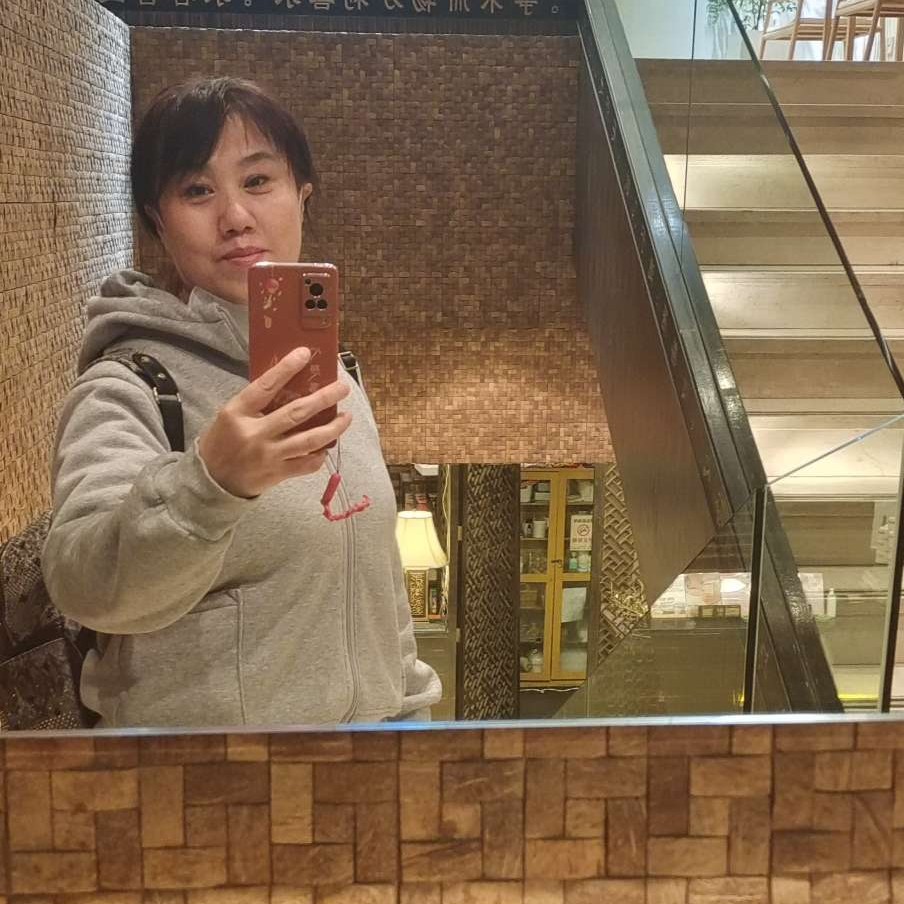 腼腆笑灰狼的照片