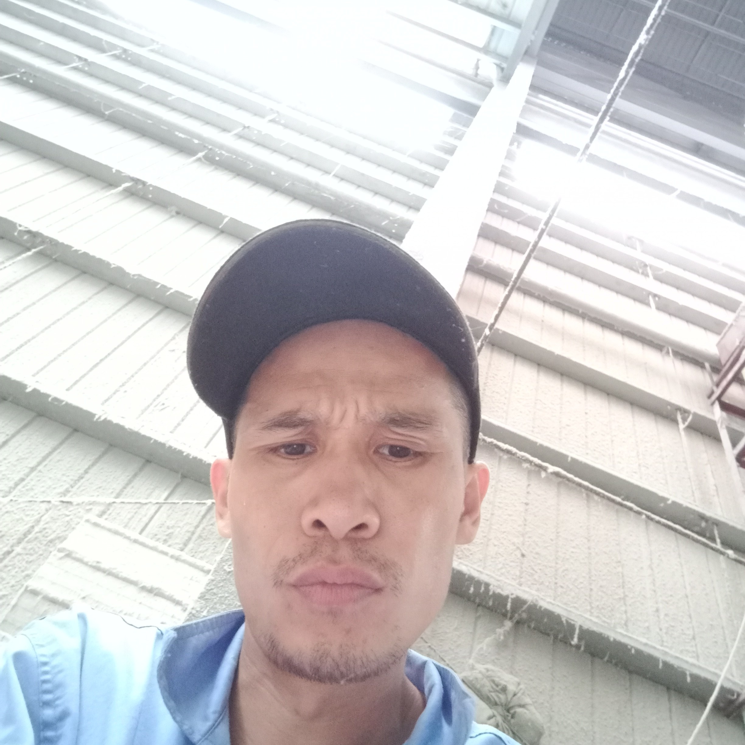 紧张回眸路人的照片