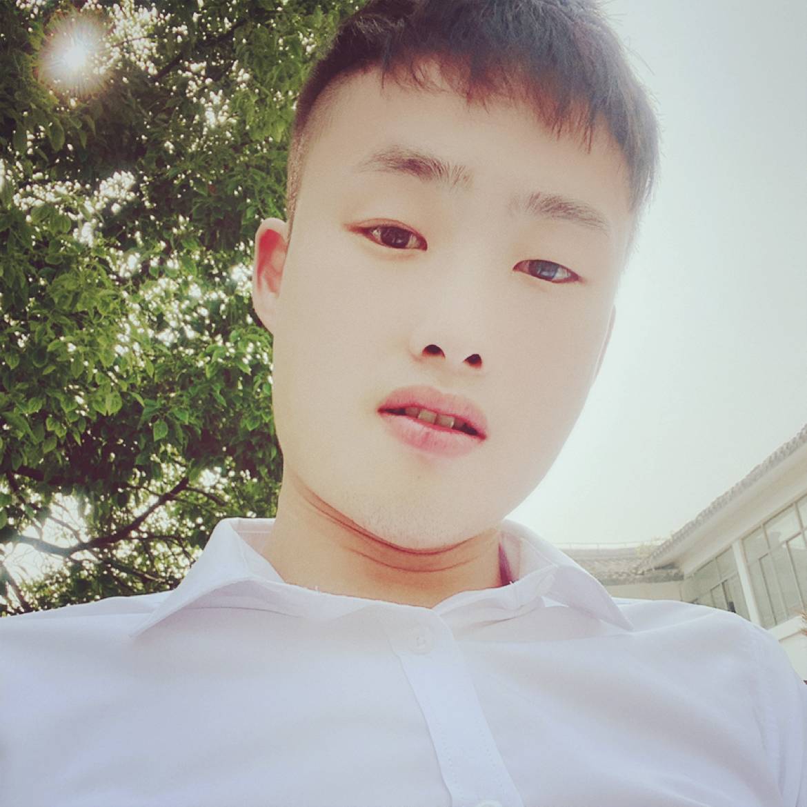 兴奋倾心冷风的照片