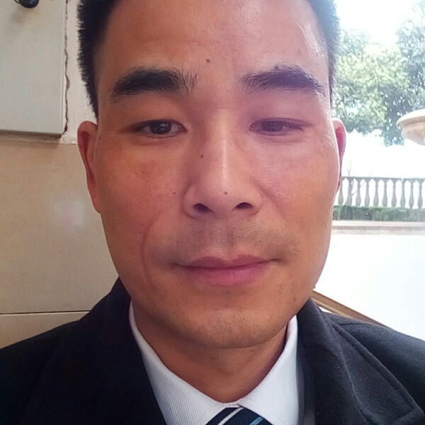 采蘑菇的男人的照片