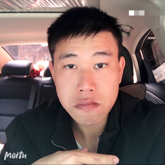 俊秀挽手猫咪的照片