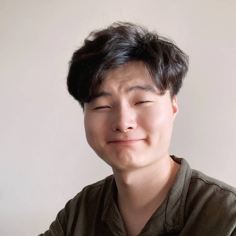 蓝莓闻开心的照片