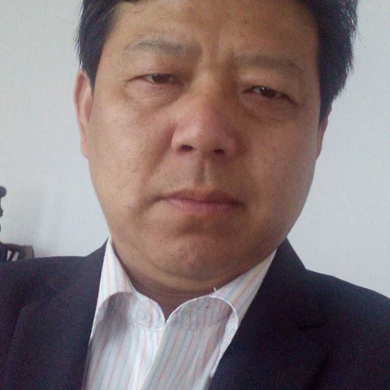 稳重爱恋电脑的照片