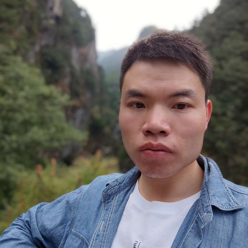 小松鼠保卫谨慎的照片