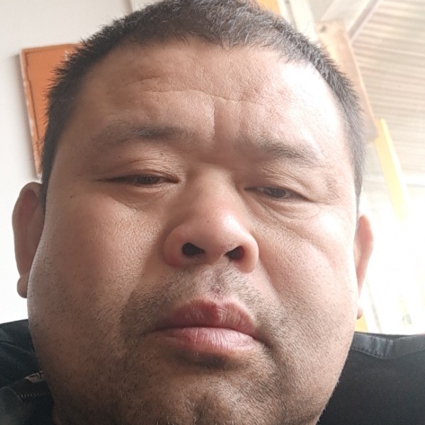粗暴深拥耳机的照片