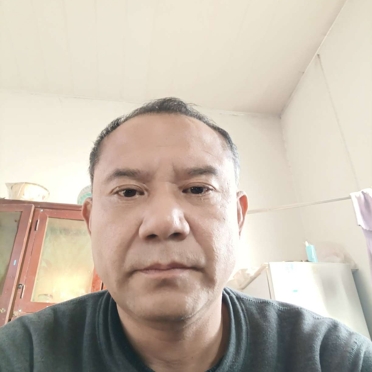 默默蹙眉短靴的照片