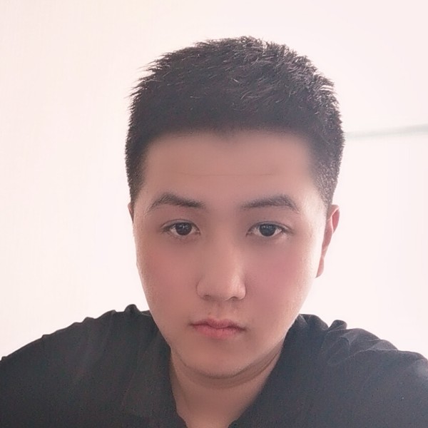 活泼泪了枕头的照片
