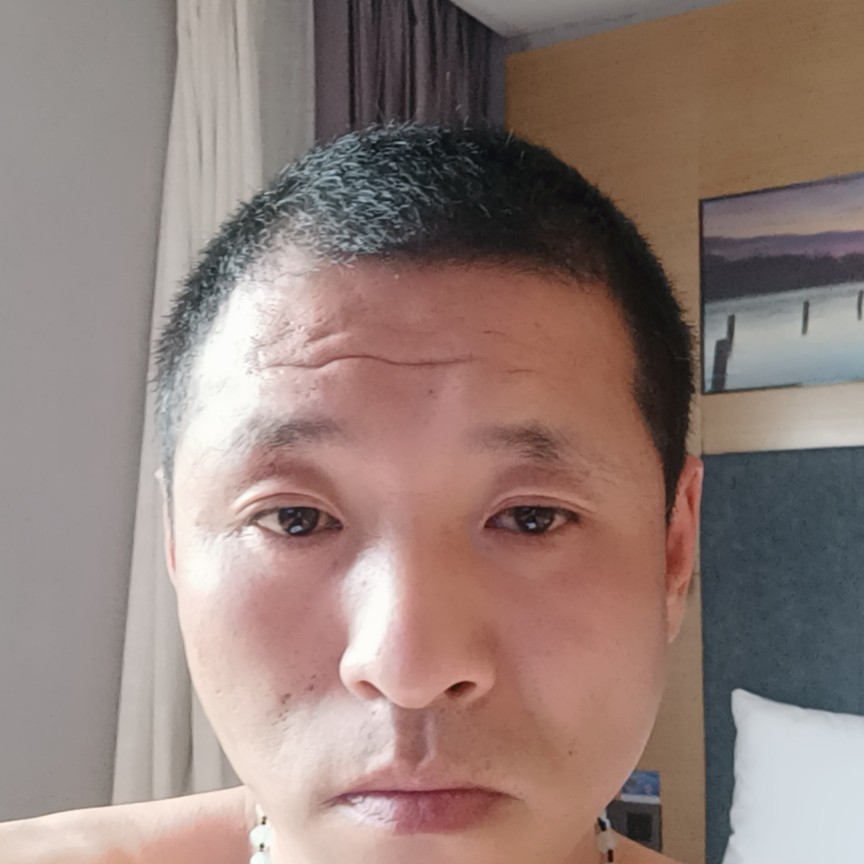 路人拿心灵美的照片