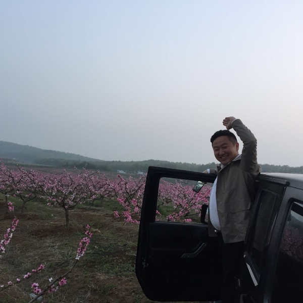 行者在路上的照片