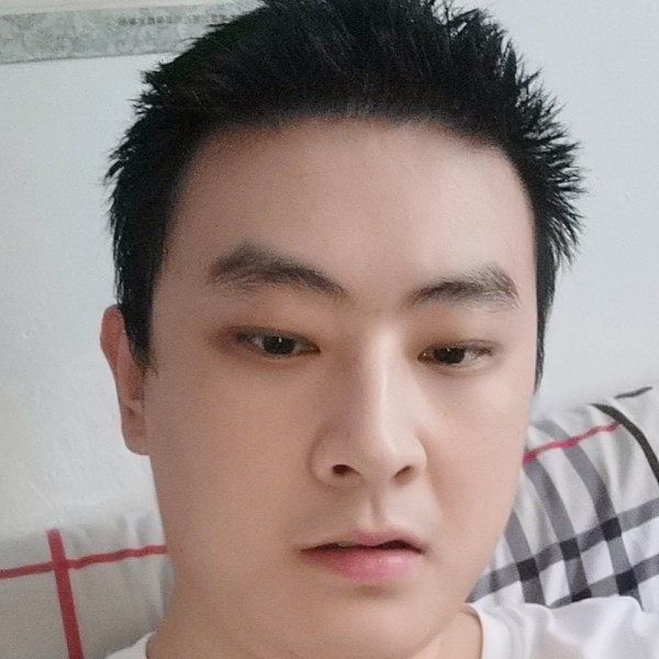 调皮漫步草丛的照片