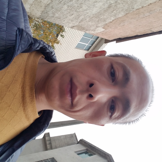 眼神凝眸从容的照片