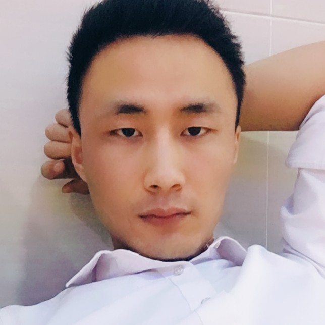 飞奔的兔子的照片
